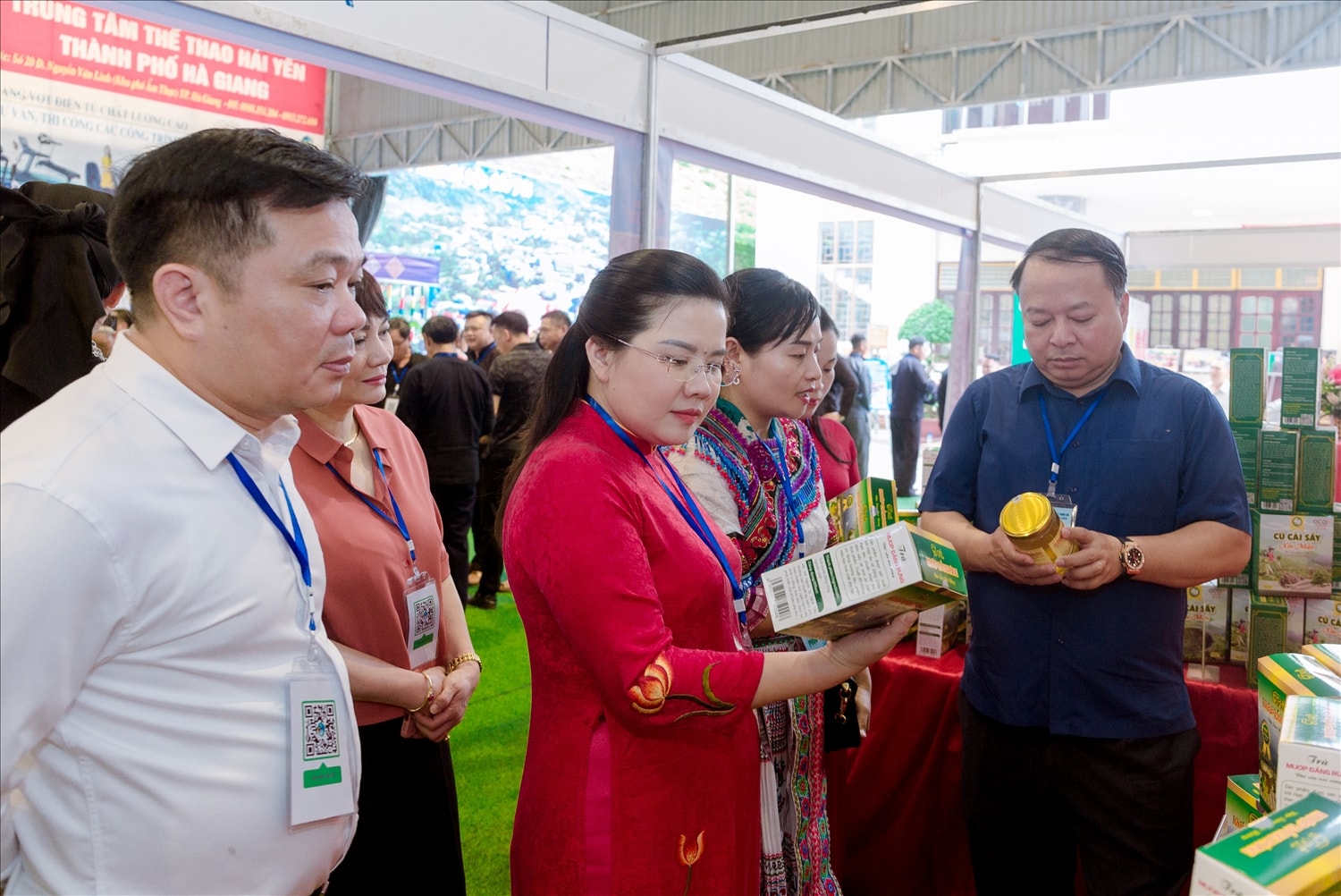 Các Đại biểu tham quan gian hàng trưng bày, giới thiệu sản phẩm OCOP tại Đại hội Các Đại biểu tham quan gian hàng trưng bày, giới thiệu sản phẩm OCOP tại Đại hội