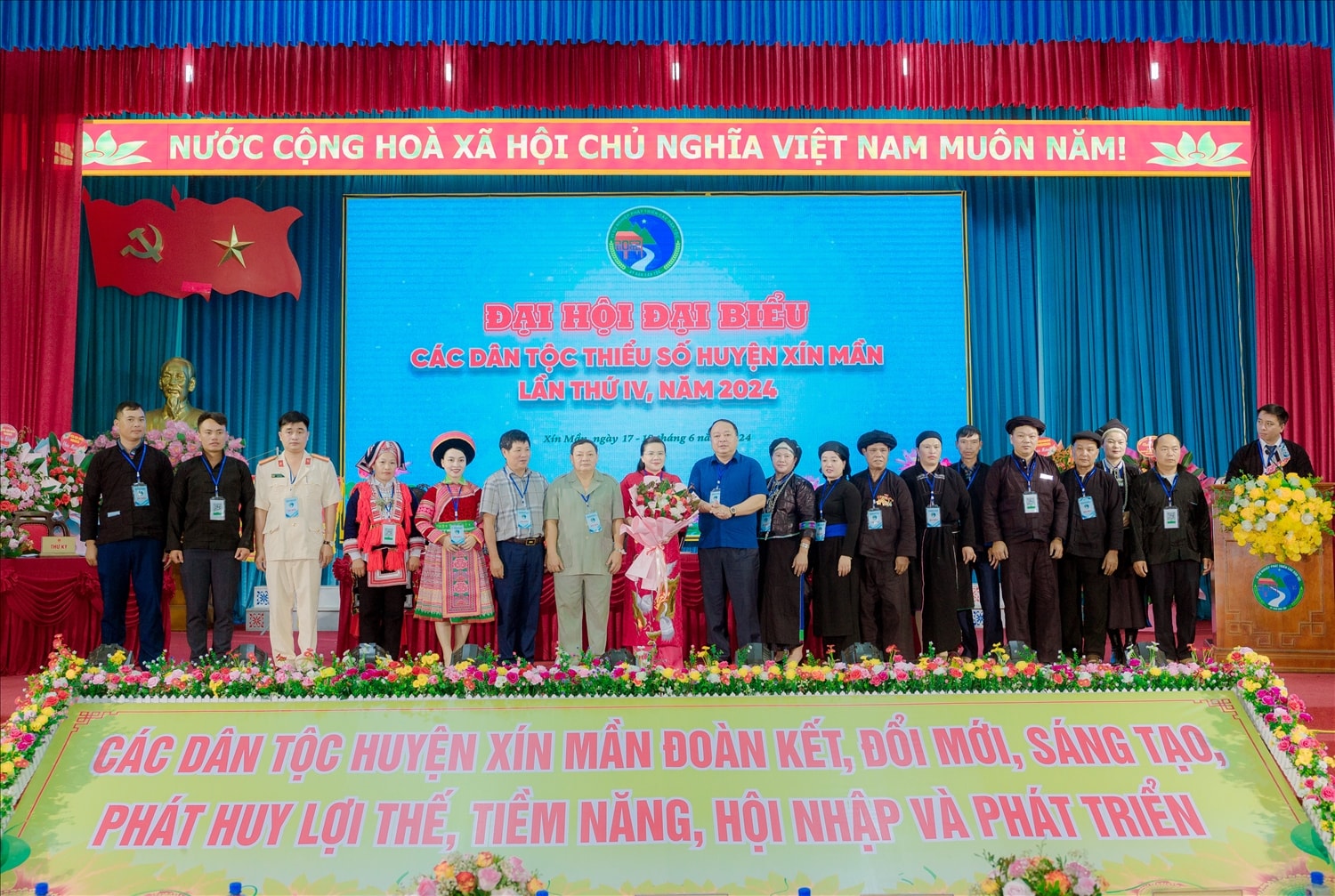 Đại tá Phan Huy Ngọc chụp ảnh lưu niệm cùng Đoàn Đại biểu đi dự Đại hội Đại biểu các dân tộc thiểu số tỉnh Hà Giang lần thứ IV Đại tá Phan Huy Ngọc chụp ảnh lưu niệm cùng Đoàn Đại biểu đi dự Đại hội Đại biểu các dân tộc thiểu số tỉnh Hà Giang lần thứ IV