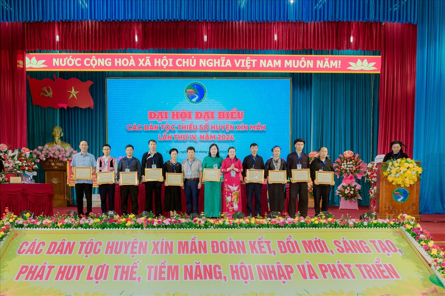 Bí thư Huyện ủy Xín Mần - Đỗ Thị Hương; Chủ tịch HĐND huyện Xín Mần - Hạng Kháy Vần trao tặng giấy khen biểu dương những tập thể có thành tích xuất sắc trong công tác dân tộc và thực hiện các chính sách dân tộc nhiệm kỳ 2019 - 2024 Bí thư Huyện ủy Xín Mần - Đỗ Thị Hương; Chủ tịch HĐND huyện Xín Mần - Hạng Kháy Vần trao tặng giấy khen biểu dương những tập thể có thành tích xuất sắc trong công tác dân tộc và thực hiện các chính sách dân tộc nhiệm kỳ 2019 - 2024