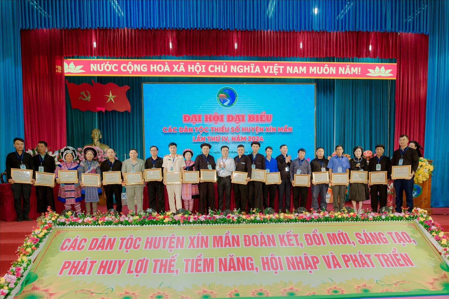Chủ tịch UBND huyện Xín Mần - Nguyễn Tiến Hùng, Phó Bí thư Thường trực Huyện ủy Xín Mần - Sin Văn Đức, trao tặng giấy khen biểu dương những cá nhân có thành tích xuất sắc trong công tác dân tộc và thực hiện các chính sách dân tộc nhiệm kỳ 2019 - 2024 Chủ tịch UBND huyện Xín Mần - Nguyễn Tiến Hùng, Phó Bí thư Thường trực Huyện ủy Xín Mần - Sin Văn Đức, trao tặng giấy khen biểu dương những cá nhân có thành tích xuất sắc trong công tác dân tộc và thực hiện các chính sách dân tộc nhiệm kỳ 2019 - 2024