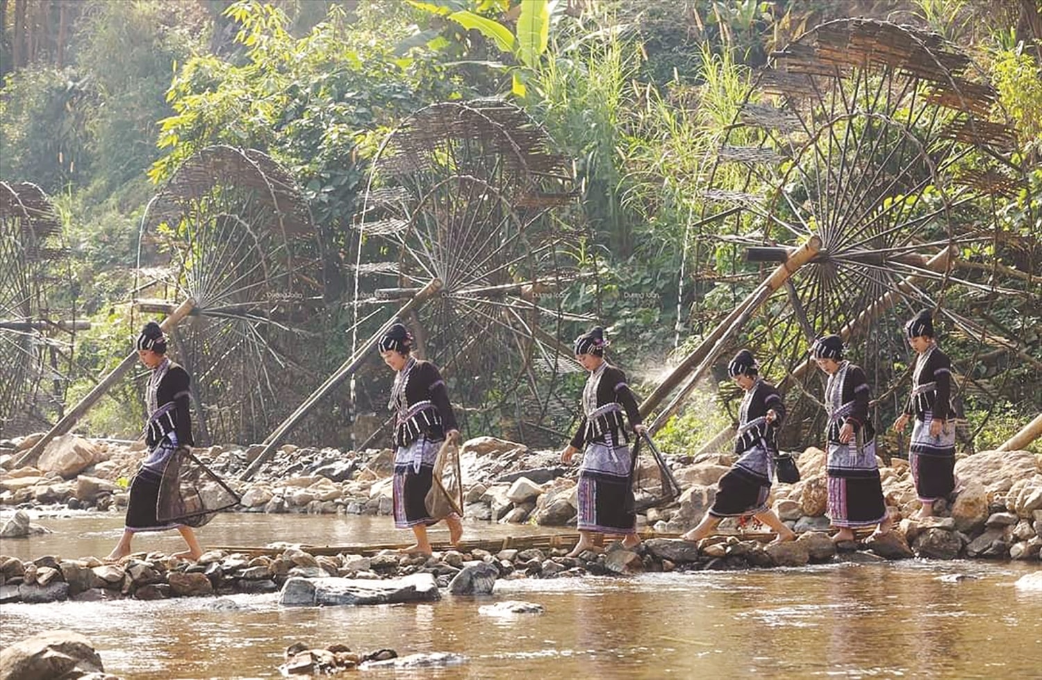 Dựa vào vẻ đẹp tự nhiên và bản sắc văn hoá đậm đà, người dân bản Thẳm đã phát triển du lịch cộng đồng