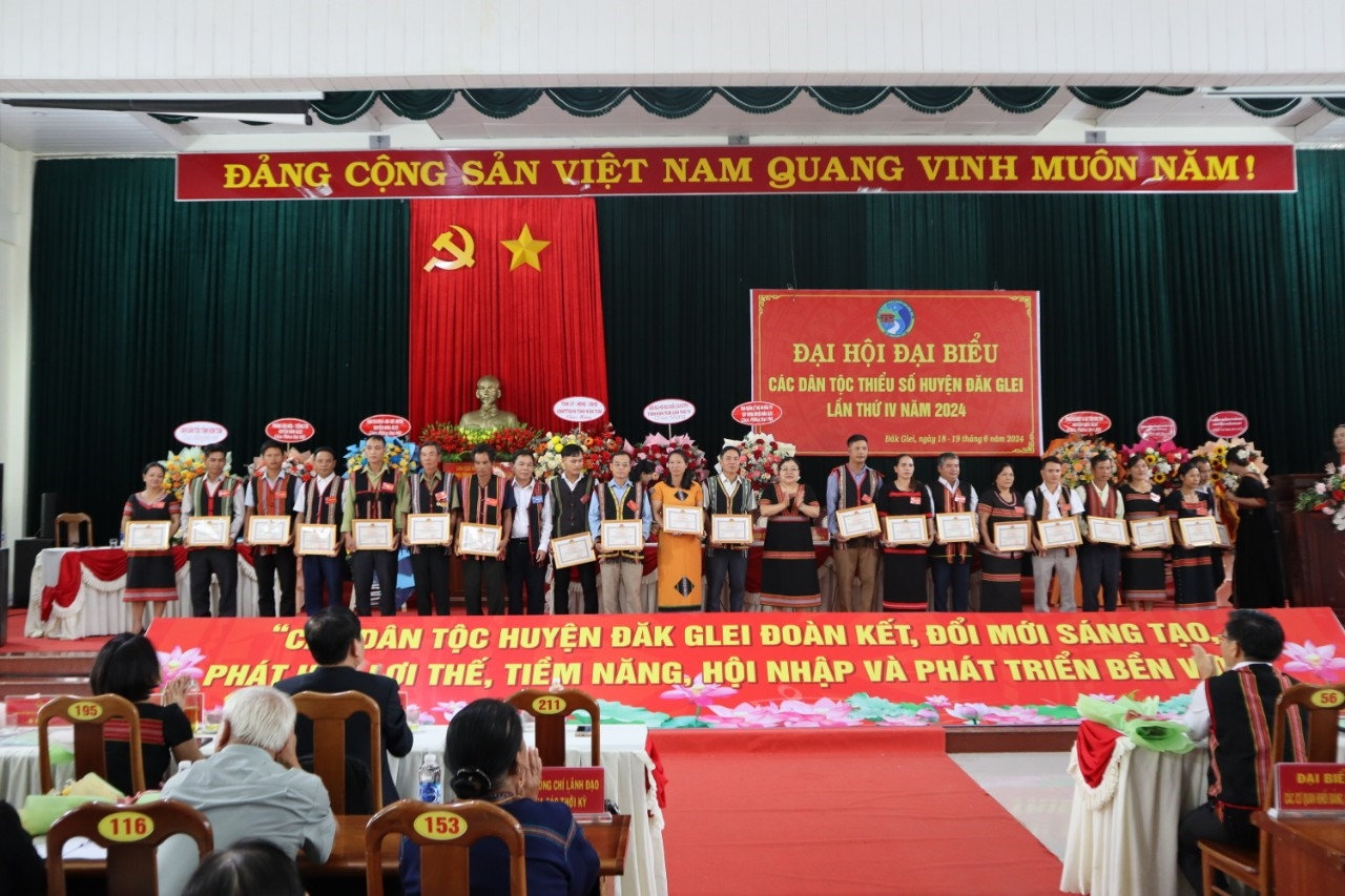 Chủ tịch UBND huyện Đăk Glei tặng giấy khen các tập thể và cá nhân Chủ tịch UBND huyện Đăk Glei tặng giấy khen các tập thể và cá nhân