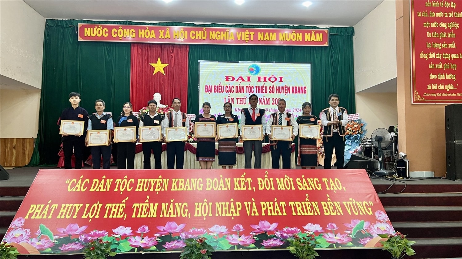 Ban Dân tộc tỉnh Gia Lai tặng Giấy khen cho 5 tập thể, 10 cá nhân có thành tích xuất sắc trong các phong trào thi đua yêu nước, giữ gìn bản sắc văn hoá và đoàn kết các dân tộc giai đoạn 2019 - 2024, góp phần vào sự nghiệp xây dựng và phát triển tỉnh Gia Lai Ban Dân tộc tỉnh Gia Lai tặng giấy khen cho tập thể, cá nhân có thành tích xuất sắc trong các phong trào thi đua yêu nước, giữ gìn bản sắc văn hoá và đoàn kết các dân tộc giai đoạn 2019 - 2024, góp phần vào sự nghiệp xây dựng và phát triển tỉnh Gia Lai