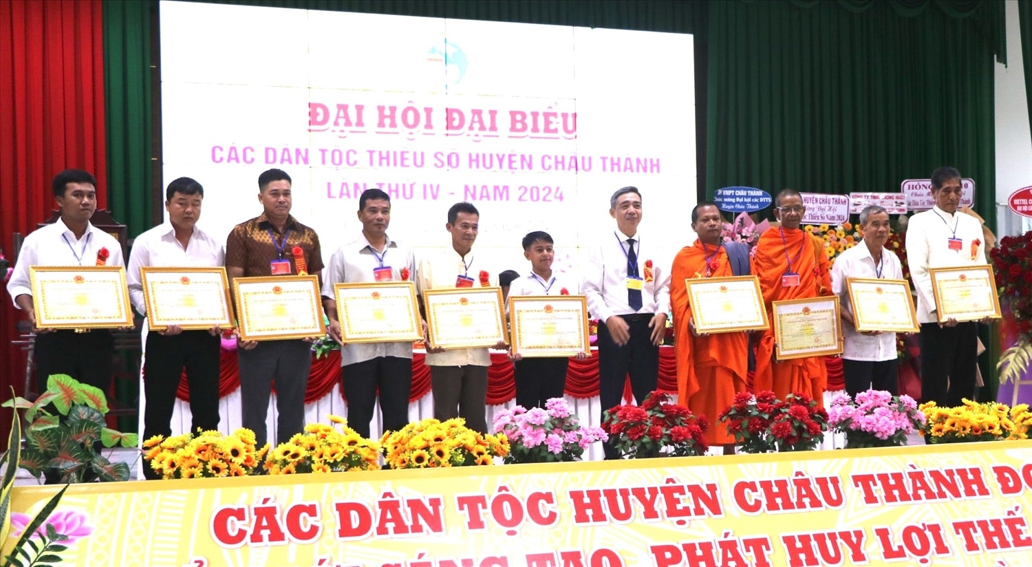 Ông Trương Quốc Điền, Chủ tịch UBND huyện Châu Thành (Sóc Trăng) trao giấy khen đến các cá nhân ( ảnh: Mỹ Linh)