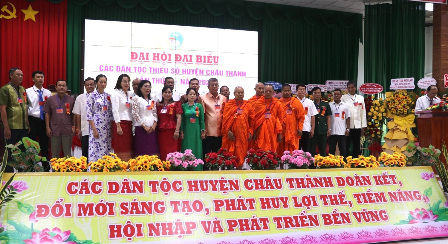 Các đại biểu được đề cử dự Đại hội cấp trên ra mắt Đại hội ( ảnh: MỸ Linh)