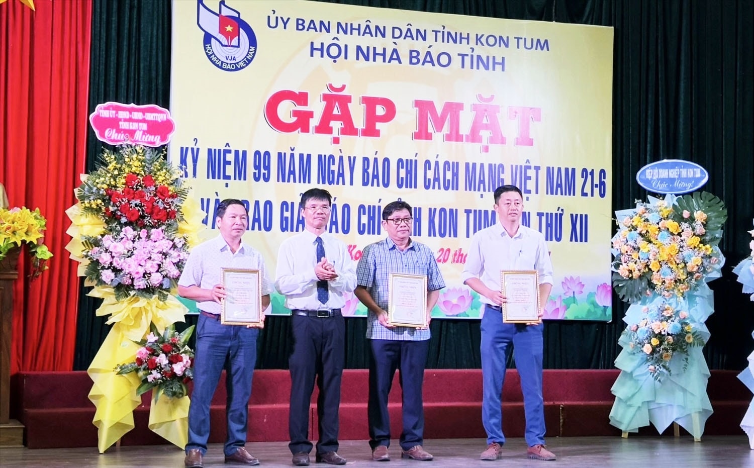 Ban Tổ chức trao giải A cho tác giả và nhóm tác giả. Phóng viên Báo Dân tộc và Phát triển đứng ngoài cùng bên phải Ban Tổ chức trao giải A cho tác giả và nhóm tác giả. Phóng viên Báo Dân tộc và Phát triển đứng ngoài cùng bên phải