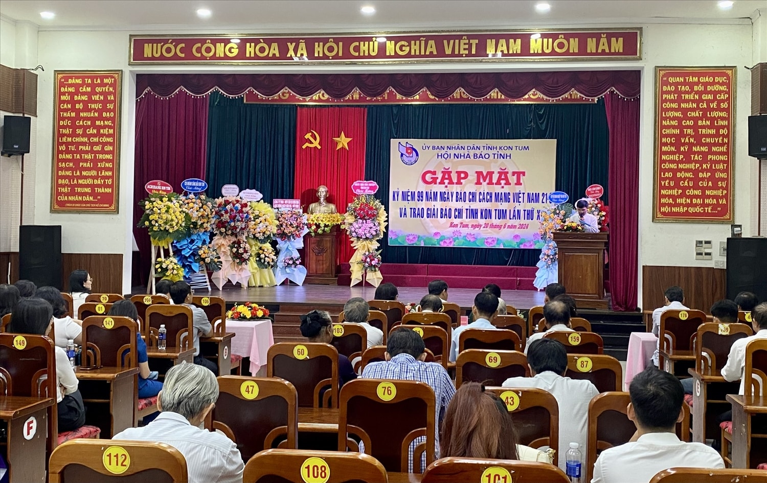 Quang cảnh buổi Gặp mặt kỷ niệm 99 năm Ngày Báo chí cách mạng Việt Nam (21/6/1925 – 21/6/2024) và trao Giải báo chí tỉnh Kon Tum lần thứ XII Quang cảnh buổi Gặp mặt kỷ niệm 99 năm Ngày Báo chí cách mạng Việt Nam (21/6/1925 – 21/6/2024) và trao Giải báo chí tỉnh Kon Tum lần thứ XII