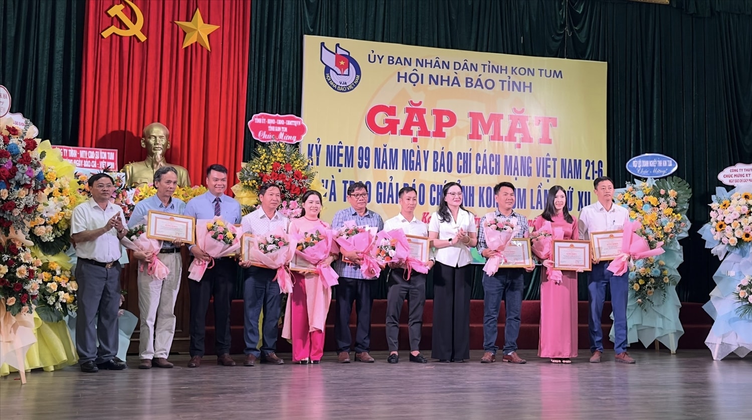 Các tác giả, nhóm tác giả có tác phẩm báo chí xuất sắc đoạt Giải A và B nhận bằng khen của Chủ tịch UBND tỉnh Kon Tum Các tác giả, nhóm tác giả có tác phẩm báo chí xuất sắc đoạt Giải A và B nhận Bằng khen của Chủ tịch UBND tỉnh Kon Tum