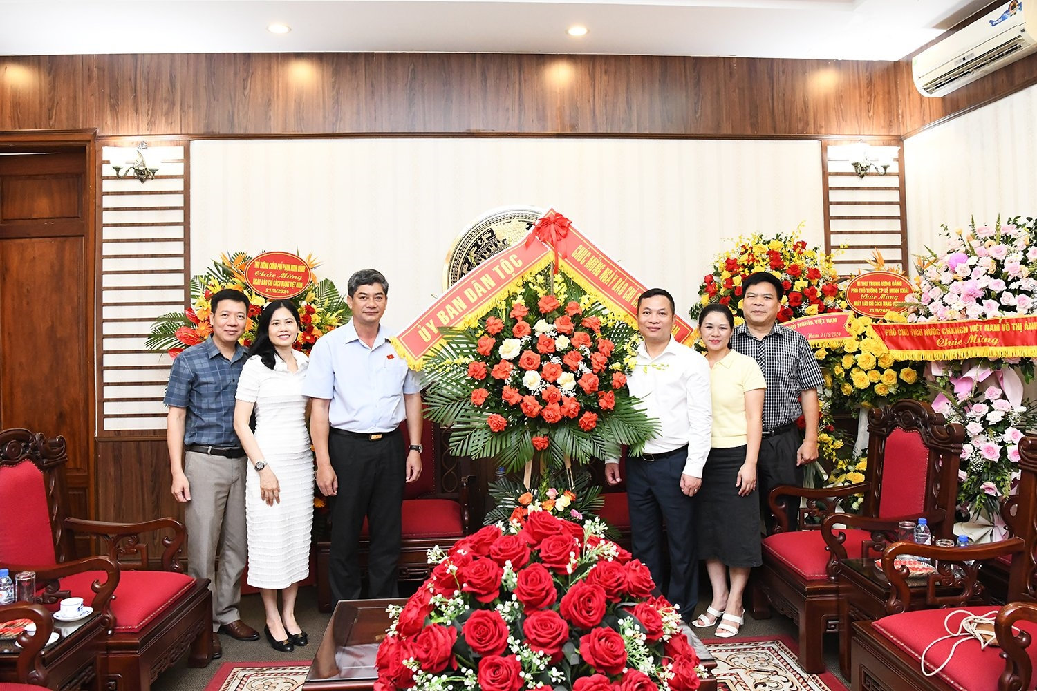 Ủy viên dự khuyết Ban Chấp hành Trung ương Đảng, Thứ trưởng, Phó Chủ nhiệm Y Vinh Tơr  chúc mừng Cổng Thông tin điện tử Chính phủ