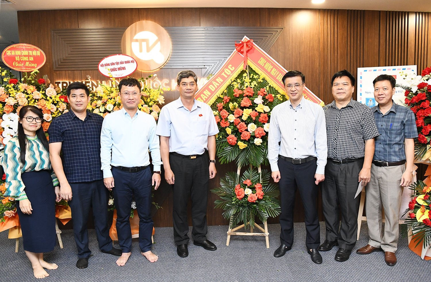 Ủy viên dự khuyết Ban Chấp hành Trung ương Đảng, Thứ trưởng, Phó Chủ nhiệm Y Vinh Tơr  chúc mừng tập thể lãnh đạo, cán bộ, phóng viên, biên tập viên  Truyền hình Quốc hội