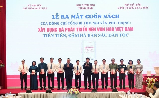 Thường trực Ban Bí thư Lương Cường và Trưởng Ban Tuyên giáo TW Nguyễn Trọng Nghĩa tặng sách cho đại diện các ban, bộ, ngành Thường trực Ban Bí thư Lương Cường và Trưởng Ban Tuyên giáo TW Nguyễn Trọng Nghĩa tặng sách cho đại diện các ban, bộ, ngành
