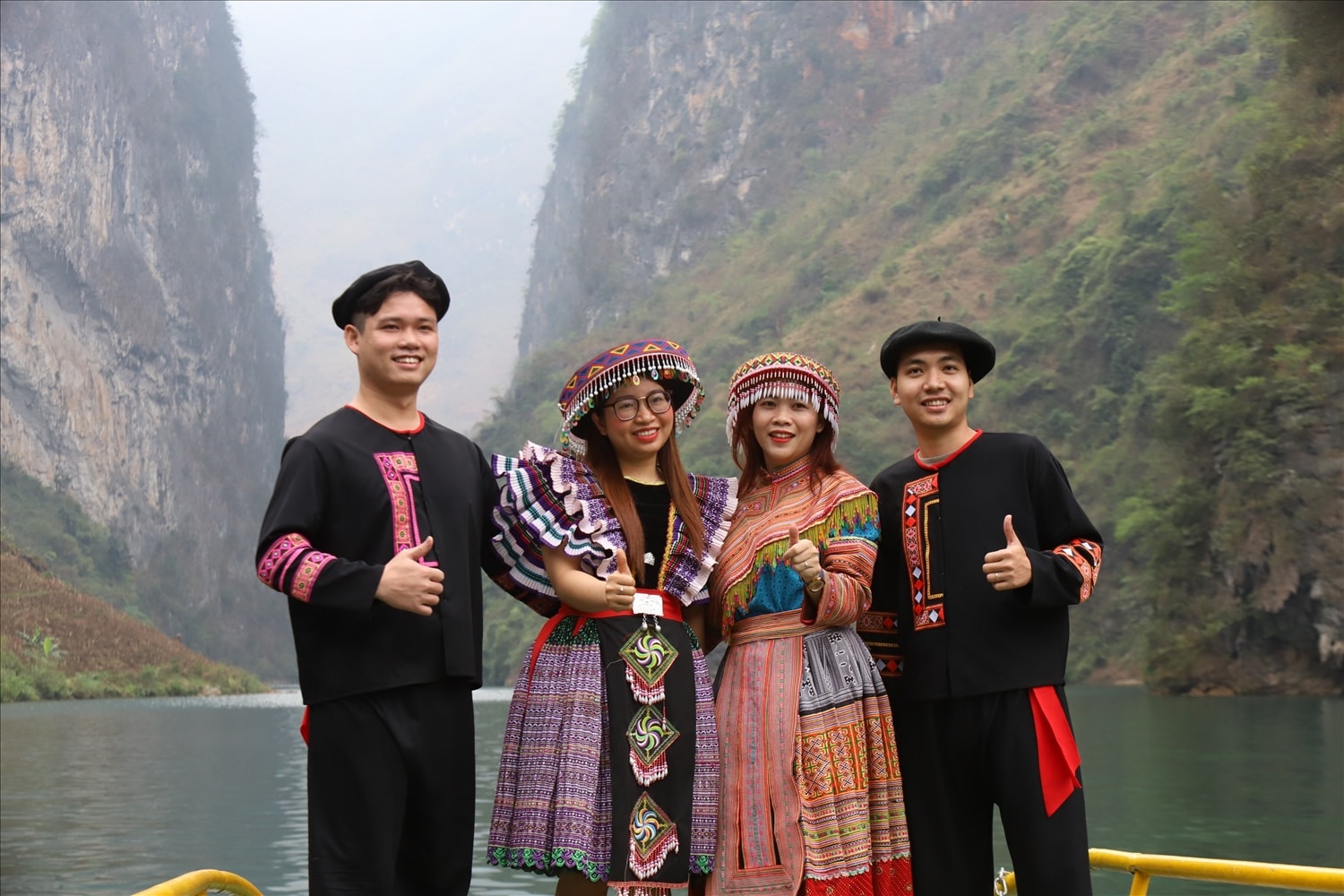 Nhờ âm nhạc đã thúc đẩy du khách đến với Hà Giang, góp phần nâng cao giá trị, vật chất và tình tần cho Nhân dân các dân tộc trong tỉnh Nhờ âm nhạc đã thúc đẩy du khách đến với Hà Giang, góp phần nâng cao giá trị, vật chất và tinh thần cho Nhân dân các dân tộc trong tỉnh