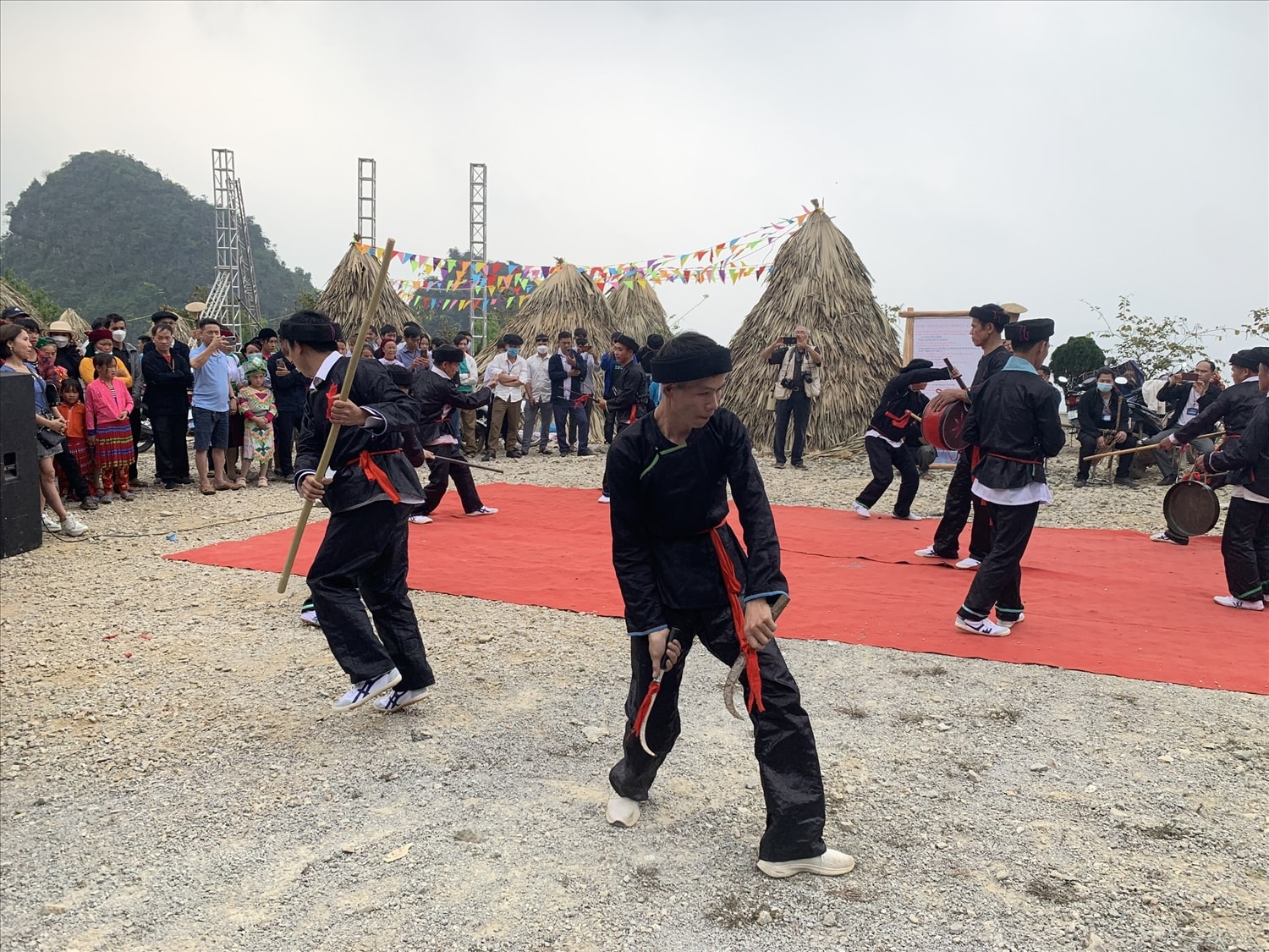Biểu diễn múa kiếm của đồng bào dân tộc Giáy được biểu diễn tại Chợ phong lưu Khâu Vai, huyện Mèo Vạc Biểu diễn múa kiếm của đồng bào dân tộc Giáy được biểu diễn tại Chợ phong lưu Khâu Vai, huyện Mèo Vạc