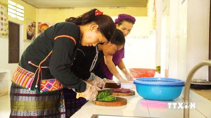 Các phụ huynh tham gia nấu ăn theo thực đơn riêng cho trẻ suy dinh dưỡng cùng với nhân viên nấu ăn ở Trường Mầm non Hướng Phùng. Ảnh: Thanh Thuỷ-TTXVN Các phụ huynh tham gia nấu ăn theo thực đơn riêng cho trẻ suy dinh dưỡng cùng với nhân viên nấu ăn ở Trường Mầm non Hướng Phùng. Ảnh: Thanh Thuỷ-TTXVN