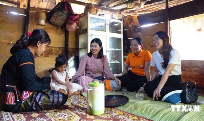 Thực hiện công tác truyền thông nâng cao nhận thức tới phụ huynh trẻ có con bị suy dinh dưỡng. Ảnh: Thanh Thuỷ-TTXVN Thực hiện công tác truyền thông nâng cao nhận thức tới phụ huynh trẻ có con bị suy dinh dưỡng. Ảnh: Thanh Thuỷ-TTXVN