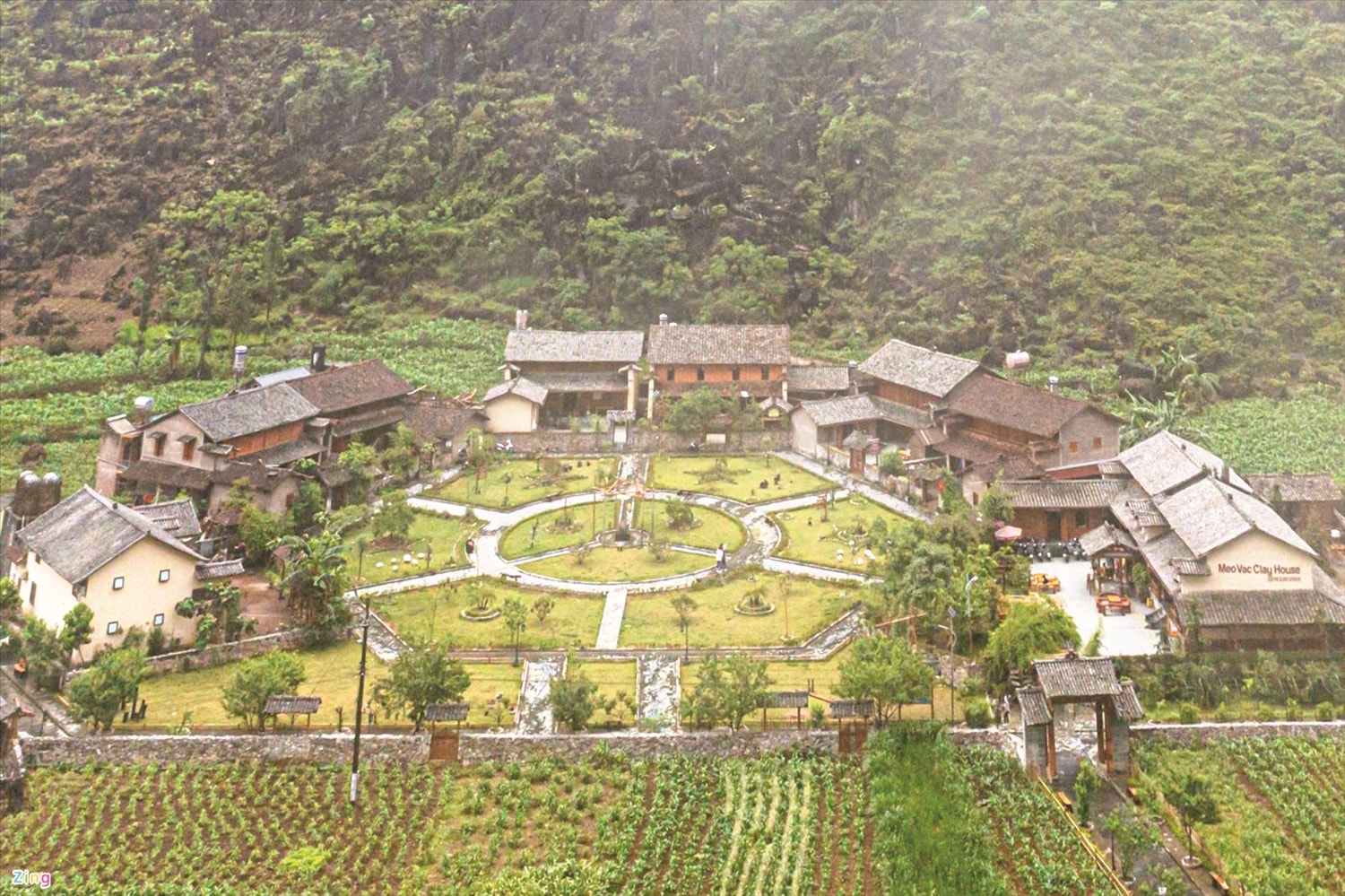 Các nghệ nhân người Mông tham gia hội thi xếp bờ rào đá tại huyện Đồng Văn. Ảnh TL Làng Văn hóa du lịch cộng đồng dân tộc Mông thôn Pả Vi Hạ, xã Pả Vi, huyện Mèo Vạc, tỉnh Hà Giang với kiến trúc nhà trình tường, mái lợp ngói âm dương và bao quanh tường rào đá. Ảnh: Quỳnh Lưu