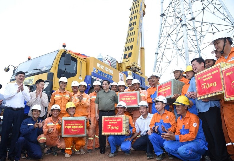 Thủ tướng Phạm Minh Chính tặng quà động viên các cán bộ, công nhân thi công trên công trường