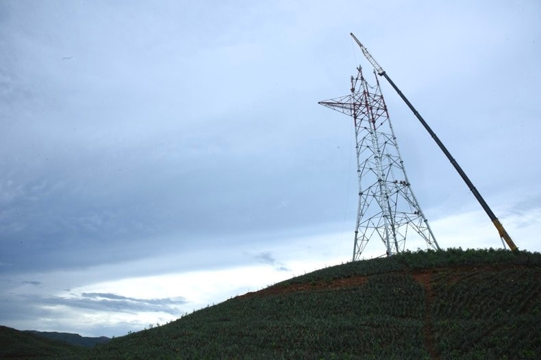 Vị trí cột 22 của Đường dây 500kV Quỳnh Lưu - Thanh Hoá đang được thi công