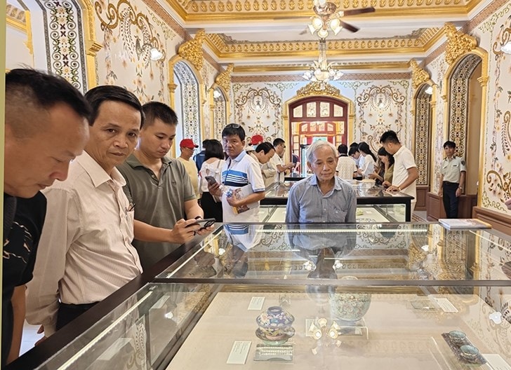 Nhiều người dân, du khách tham quan không gian triển lãm. Nhiều người dân, du khách tham quan không gian triển lãm.