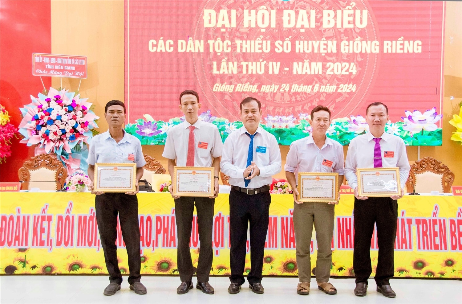 Ông Danh Phúc - Trưởng Ban Dân tộc tỉnh Kiên Giang tặng Giấy khen của Ban Dân tộc tỉnh cho các cá nhân