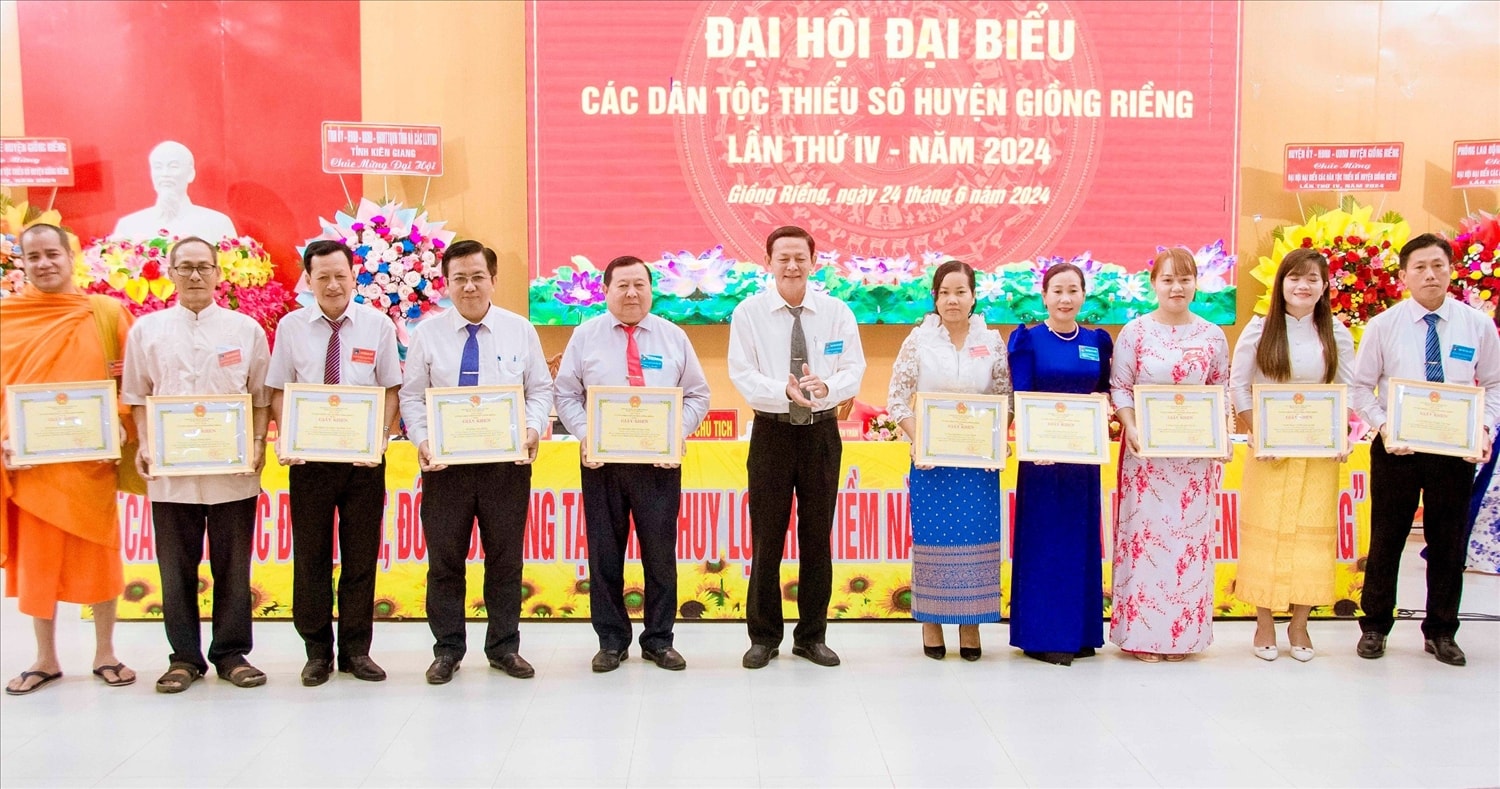Ông Châu Minh Chiến, Phó Bí thư Thường trực Huyện ủy, Chủ tịch HĐND huyện Giồng Riềng trao Giấy khen của UBND huyện cho các tập thể