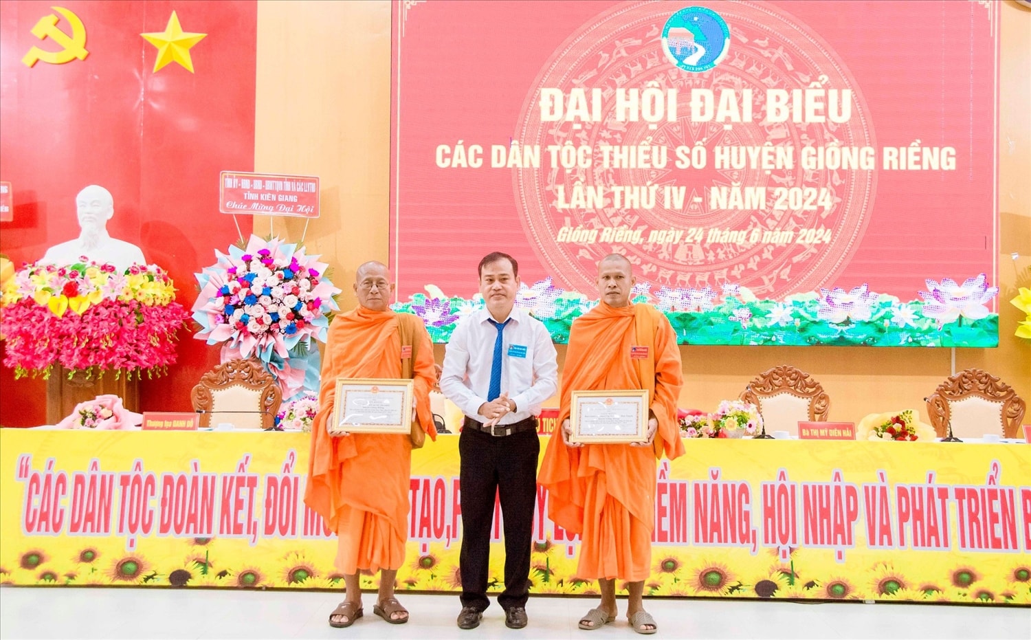 Ông Danh Phúc - Trưởng Ban Dân tộc tỉnh Kiên Giang tặng Giấy khen của Ban Dân tộc tỉnh cho các tập thể