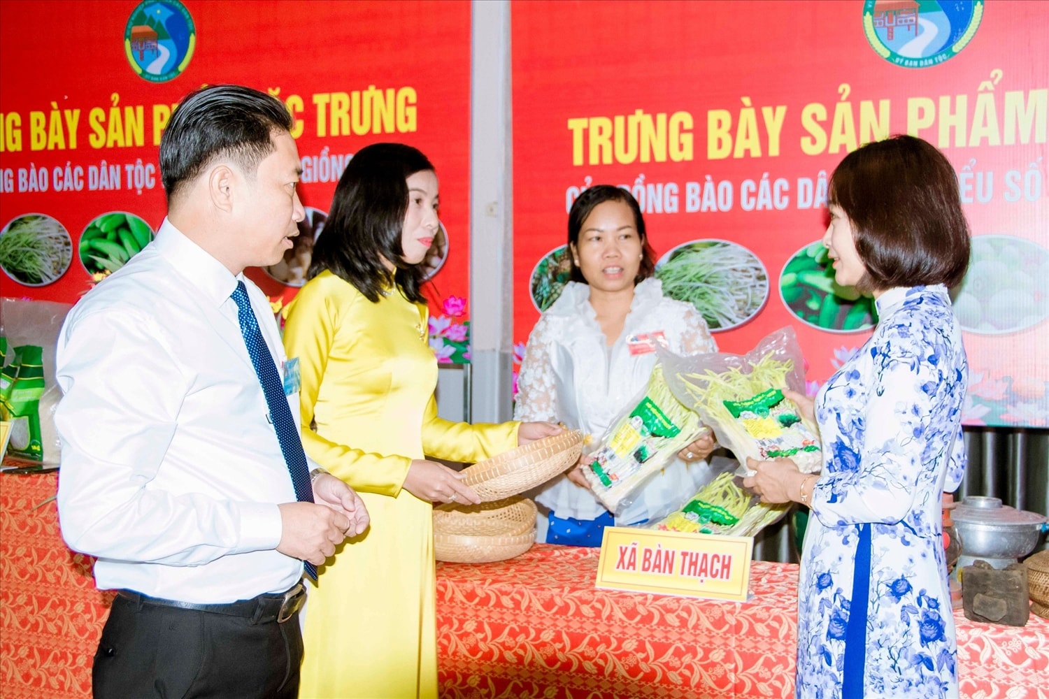 Các đại biểu tìm hiểu và tham quan sản phẩm OCOP của tổ hợp tác  trồng ngó riềng của xã Bàn Thạch