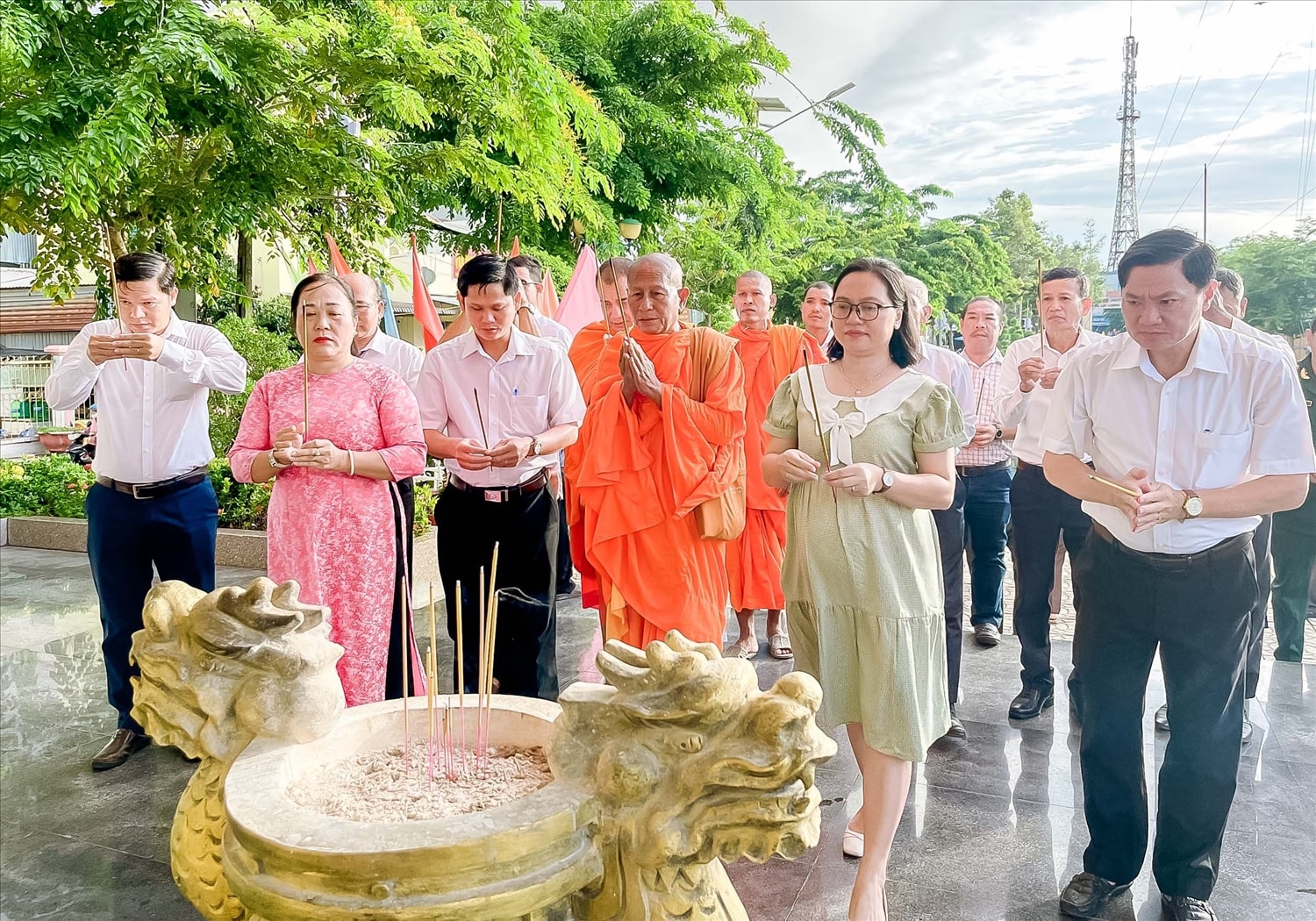 Các đại biểu tham dự Đại hội Đại biểu các DTTS huyện Giồng Riềng (Kiên Giang) lần thứ IV dâng hương Anh hùng LLVTND Mai Thị Nương (ảnh Hồng Hạnh)