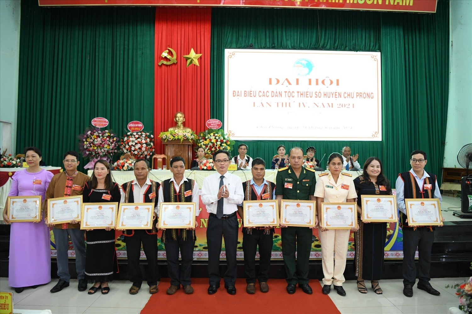 Ban Dân tộc tỉnh Gia Lai đã tặng Giấy khen cho các tập thể, cá nhân đã có nhiều thành tích xuất sắc trong các phong trào thi đua yêu nước Ban Dân tộc tỉnh Gia Lai đã tặng Giấy khen cho các tập thể, cá nhân đã có nhiều thành tích xuất sắc trong các phong trào thi đua yêu nước