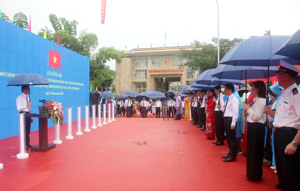 Phó Chủ tịch Thường trực UBND tỉnh Quảng Ninh Vũ Văn Diện phát biểu tại buổi lễ