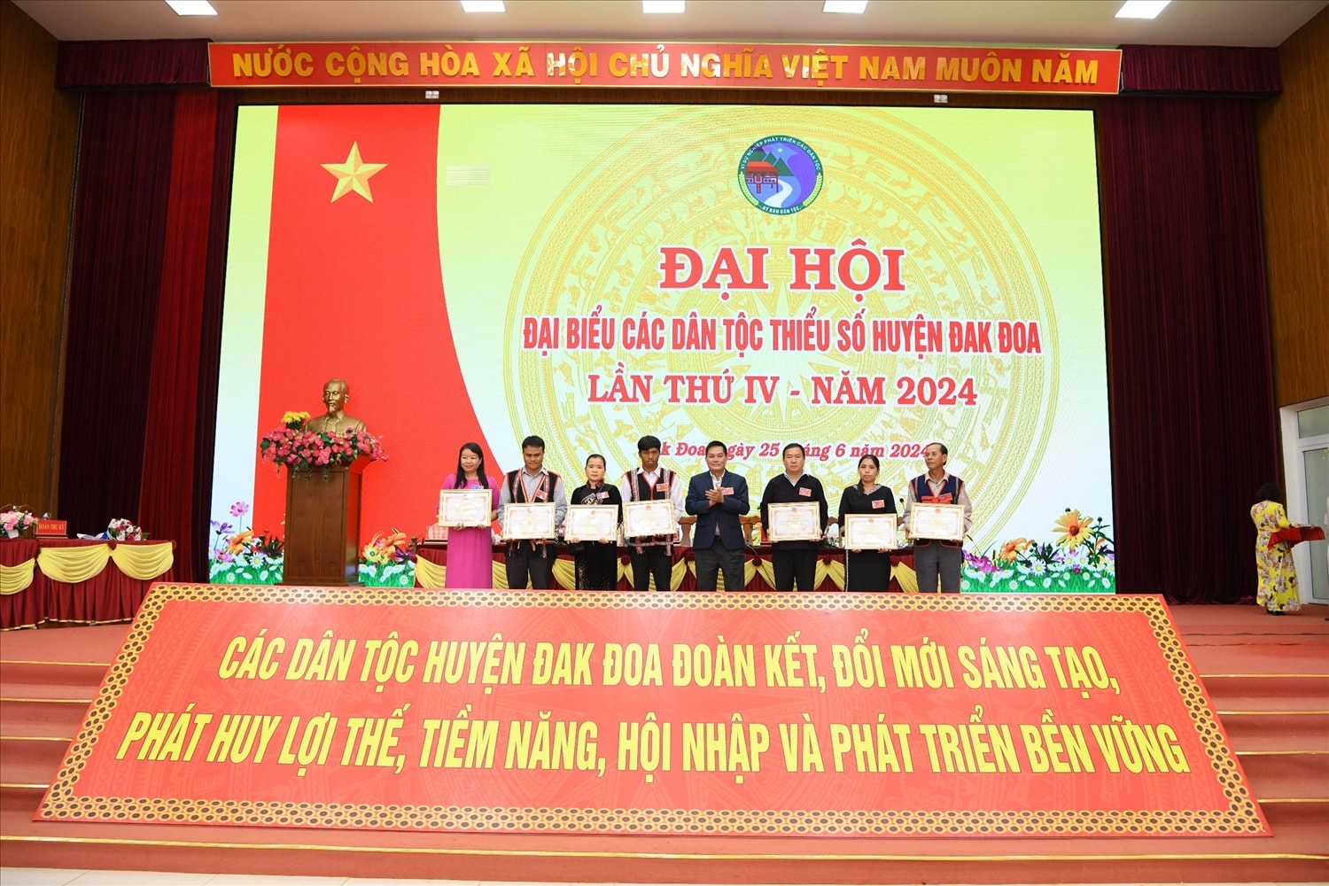 Huyện Đak Đoa khen thưởng cho 19 tập thể, cá nhân đã có thành tích xuất sắc trong công tác dân tộc và thực hiện chính sách dân tộc Huyện Đak Đoa khen thưởng cho 19 tập thể, cá nhân đã có thành tích xuất sắc trong công tác dân tộc và thực hiện chính sách dân tộc