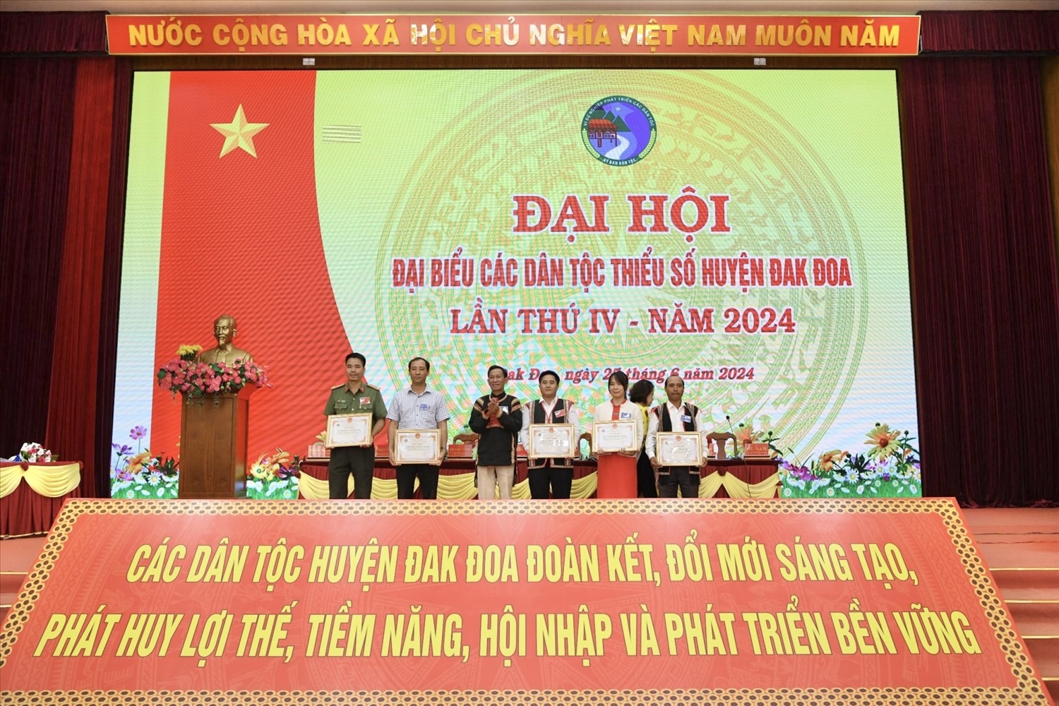 Ban Dân tộc tỉnh Gia Lai đã tặng Giấy khen cho 15 tập thể, cá nhân đã có nhiều thành tích xuất sắc trong các phong trào thi đua yêu nước Ban Dân tộc tỉnh Gia Lai đã tặng Giấy khen cho 15 tập thể, cá nhân đã có nhiều thành tích xuất sắc trong các phong trào thi đua yêu nước