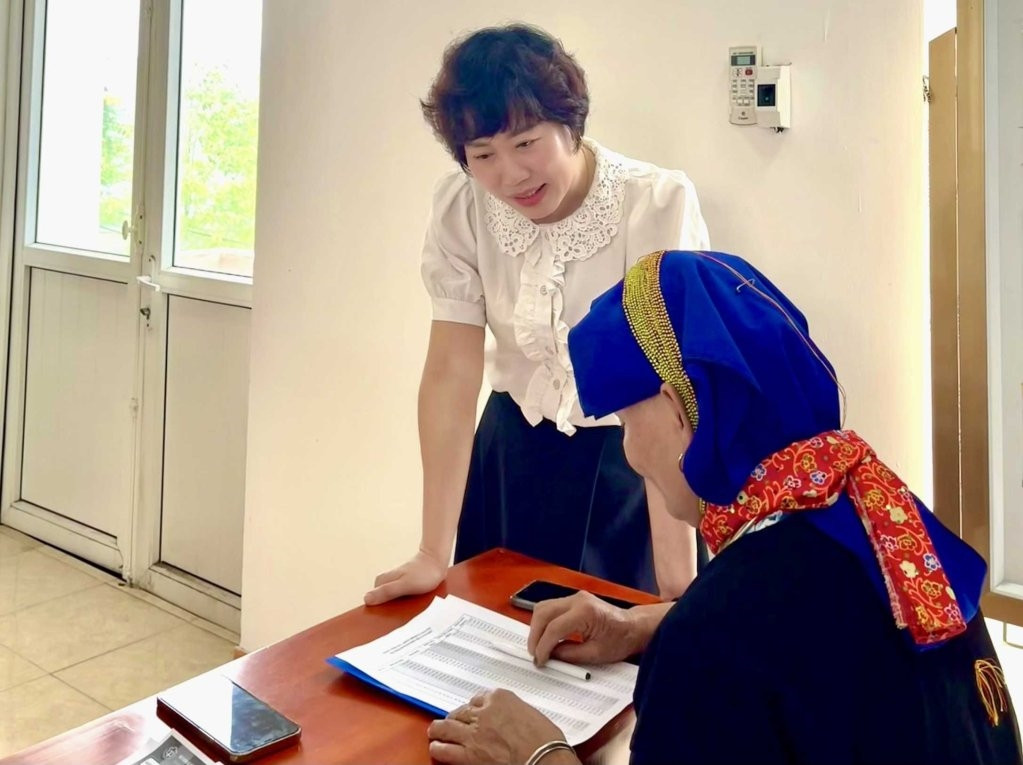 Các bộ BHXH huyện Ba Chẽ tuyên truyền, phổ biến chính sách về BHYT cho người dân