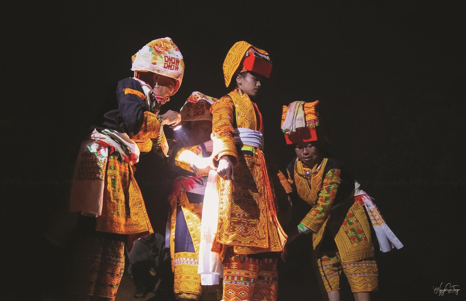 Người Dao lù gang ở Công Sơn quan niệm, mọi điều tốt lành nhất đều bắt đầu khi Mặt trời còn chưa thức dậy. Vì vậy, đám cưới của người Dao lù gang thường được diễn ra vào ban đêm