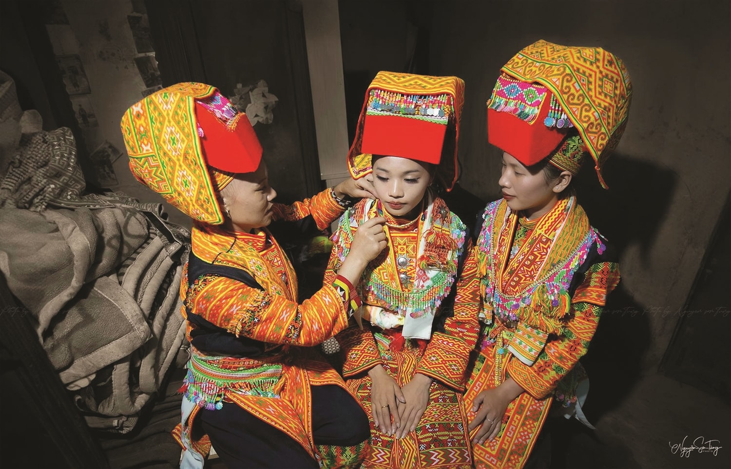 Ngay từ 2 giờ sáng, khi bản làng còn đang chìm trong giấc ngủ, cô dâu Dương Thị Linhđã phải thức dậy chuẩn bị trang phục để tiến hành các nghi lễ trước khi ra cửa