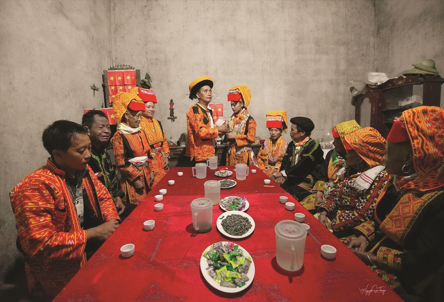 Trước khi rời nhà, những người thân trong gia đình ân cần dặn dò cô dâu về nghi thức tổ chức đám cưới