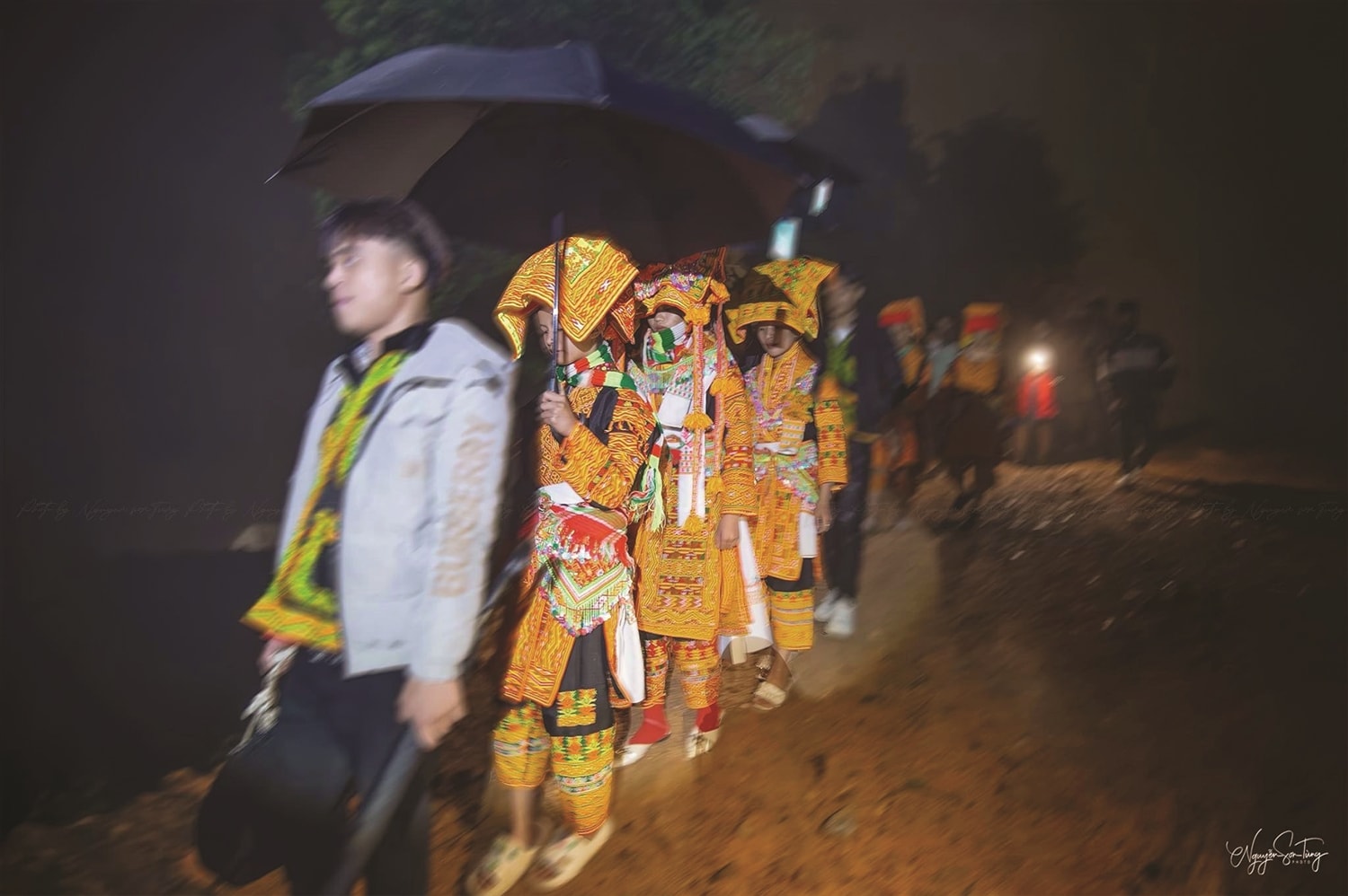 Đến giờ đẹp, đoàn đưa dâu đến trước cửa nhà trai.  Mọi hoạt động của cô dâu lúc này phụ thuộc vào phụ dâu bên cạnh, phụ dâu trước và sau sẽ che ô, còn cô dâu phủ khăn đi giữa