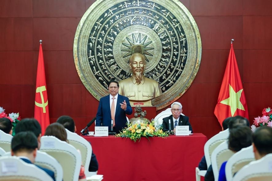 Thủ tướng Phạm Minh Chính thăm Đại sứ quán Việt Nam tại Trung Quốc- Ảnh 2. Thủ tướng nhấn mạnh, các bộ, ngành, địa phương và Đại sứ quán phải chủ động, tích cực phối hợp, triển khai các công việc theo chức năng, nhiệm vụ, quyền hạn được giao, tiếp tục nỗ lực thúc đẩy, đưa quan hệ Việt Nam-Trung Quốc phát triển ổn định, bền vững - Ảnh: VGP/Nhật Bắc