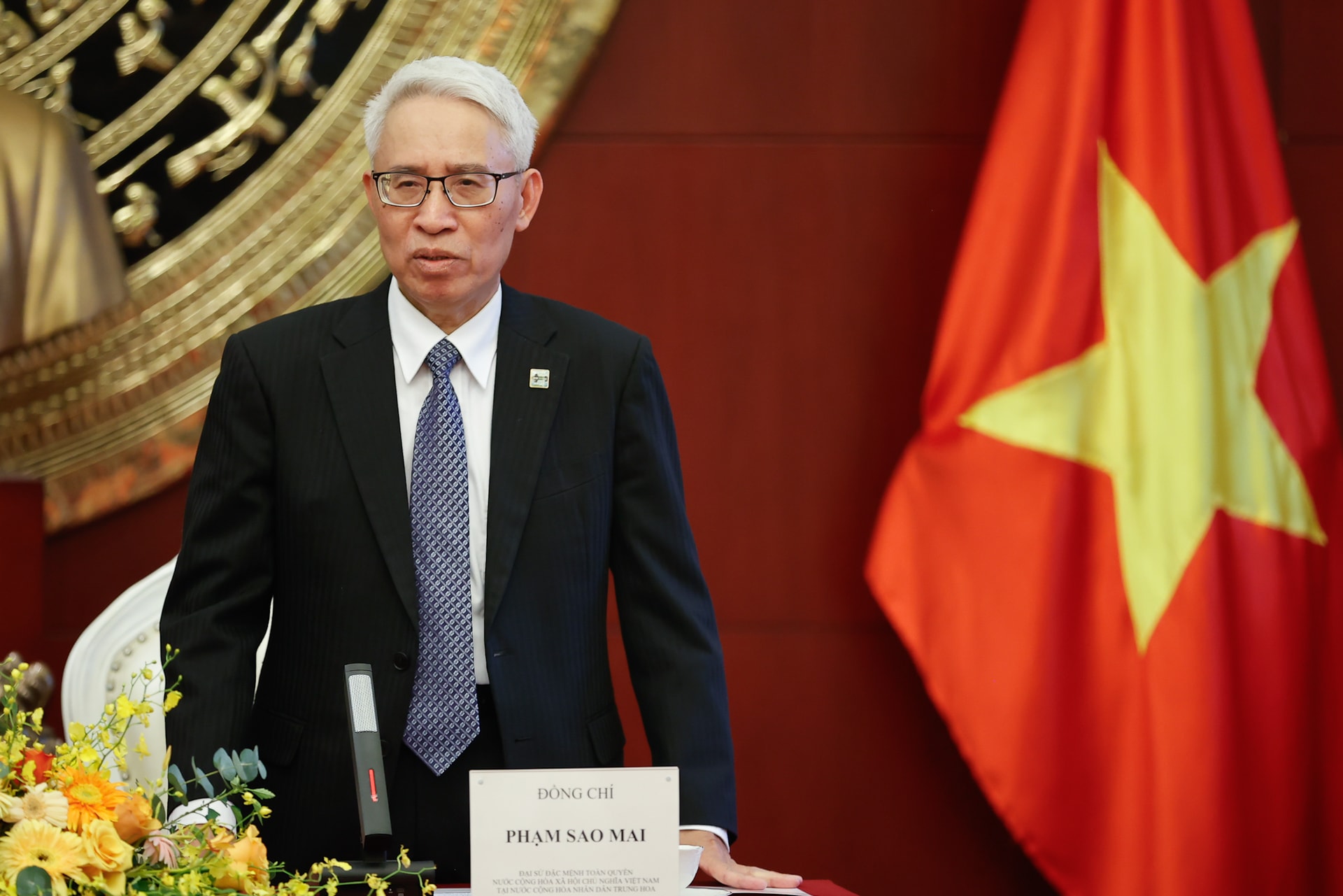 Thủ tướng Phạm Minh Chính thăm Đại sứ quán Việt Nam tại Trung Quốc- Ảnh 3. Đại sứ Việt Nam tại Trung Quốc Phạm Sao Mai báo cáo với Thủ tướng và Đoàn công tác về hoạt động của Đại sứ quán trong thời gian qua - Ảnh: VGP/Nhật Bắc