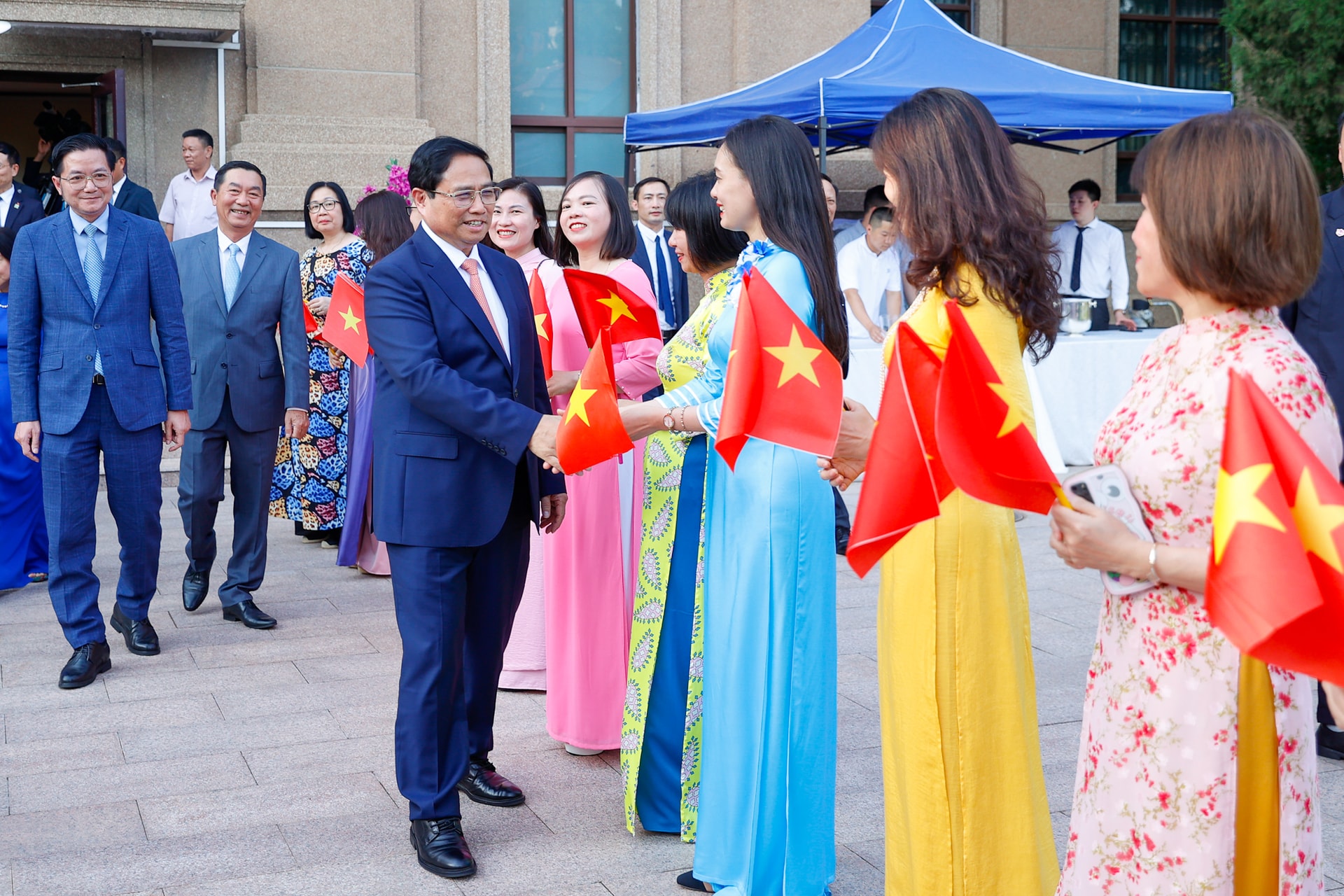 Thủ tướng Phạm Minh Chính thăm Đại sứ quán Việt Nam tại Trung Quốc- Ảnh 5. Cán bộ, nhân viên Đại sứ quán và bà con Việt kiều nồng nhiệt chào đón Thủ tướng - Ảnh: VGP/Nhật Bắc