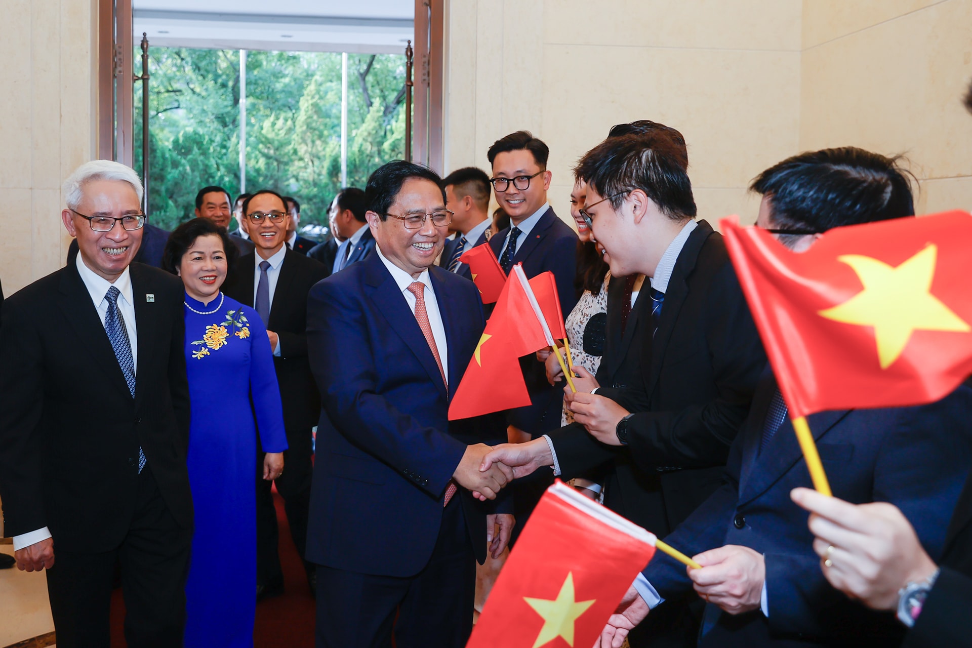 Thủ tướng Phạm Minh Chính thăm Đại sứ quán Việt Nam tại Trung Quốc- Ảnh 6. Thủ tướng thăm hỏi, trò chuyện với Cán bộ, nhân viên Đại sứ quán và bà con Việt kiều - Ảnh: VGP/Nhật Bắc