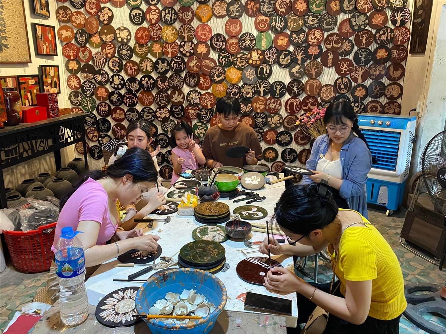 Xưởng vẽ của Trần Công Dũng thu hút nhiều khách du lịch đến trải nghiệm. 