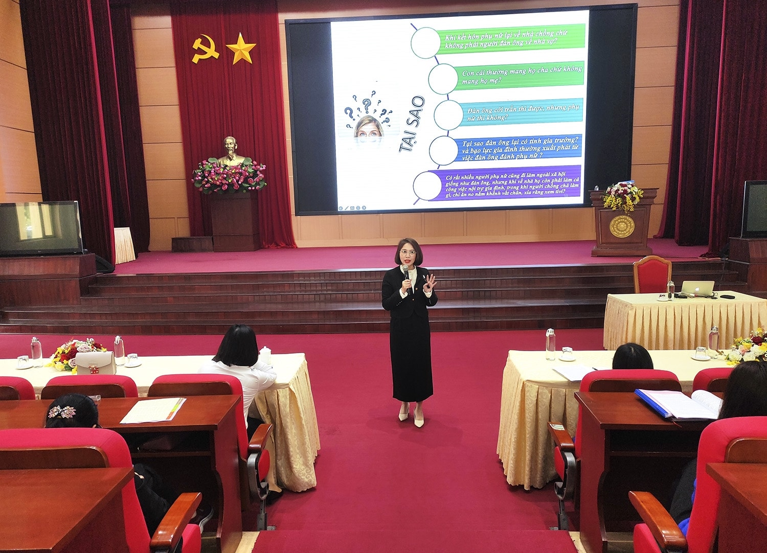 Sở Tư pháp tỉnh Quảng Ninh tập huấn nghiệp vụ phổ biến giáo dục pháp luật về bình đẳng giới và phòng ngừa, ứng phó với bạo lực giới tại TP. Uông Bí. Sở Tư pháp tỉnh Quảng Ninh tập huấn nghiệp vụ phổ biến giáo dục pháp luật về bình đẳng giới và phòng ngừa, ứng phó với bạo lực giới tại TP. Uông Bí.