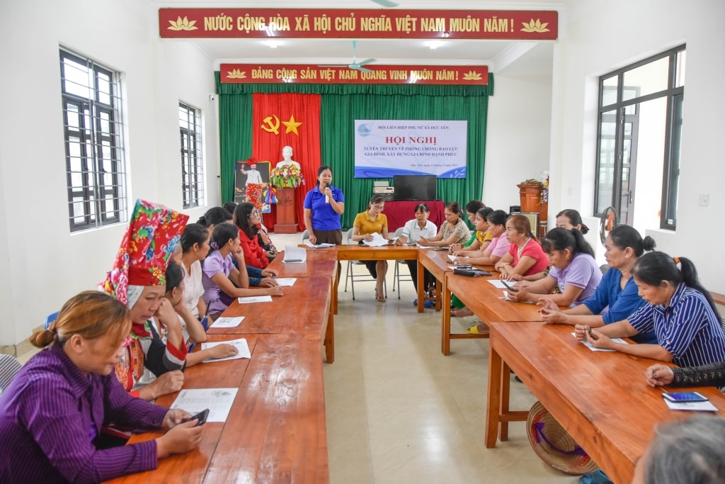 Một buổi sinh hoạt chuyên đề về phòng, chống bạo lực gia đình tại Chi hội Phụ nữ thôn Đông, xã Dực Yên, huyện Đầm Hà, tỉnh Quảng Ninh (Ảnh: Hoàng Giang). Một buổi sinh hoạt chuyên đề về phòng, chống bạo lực gia đình tại Chi hội Phụ nữ thôn Đông, xã Dực Yên, huyện Đầm Hà, tỉnh Quảng Ninh (Ảnh: Hoàng Giang).