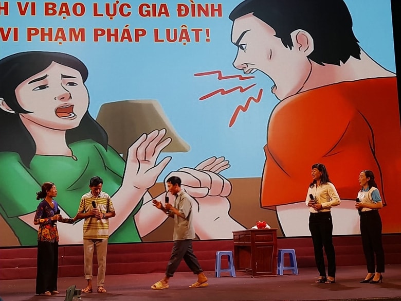 Một cảnh trong tiểu phẩm tuyên truyền về phòng chống bạo lực gia đình của phụ nữ tỉnh Sóc Trăng (Ảnh: CTV). Một cảnh trong tiểu phẩm tuyên truyền về phòng chống bạo lực gia đình của phụ nữ tỉnh Sóc Trăng (Ảnh: CTV).