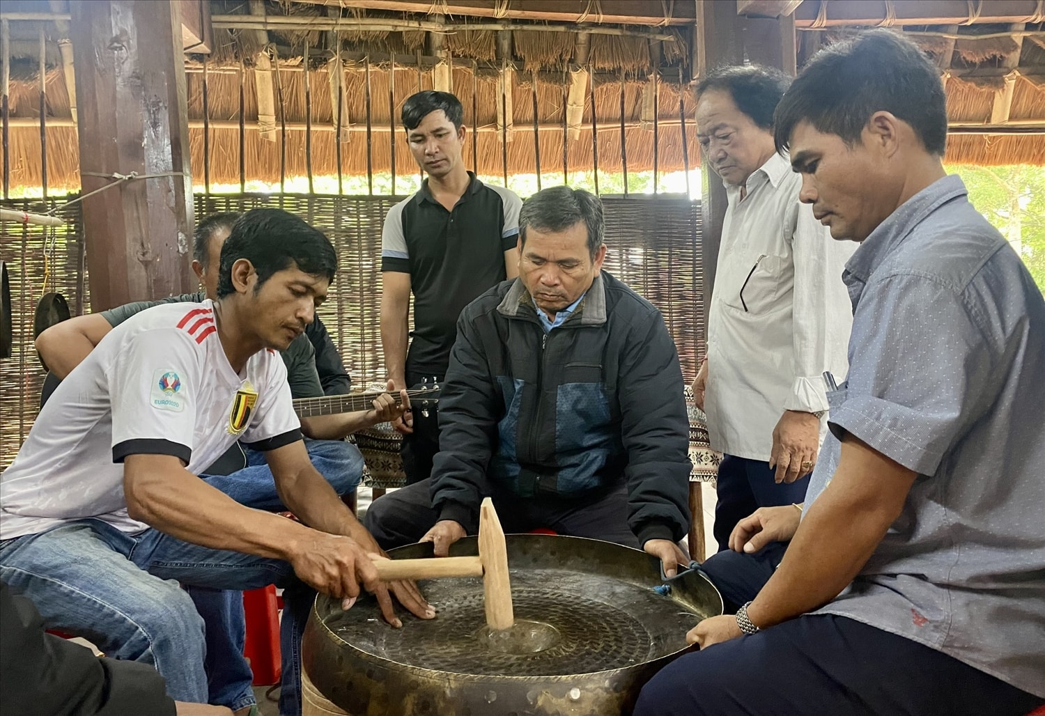 Các học viên thực hành kỹ thuật chỉnh âm cồng chiêng 