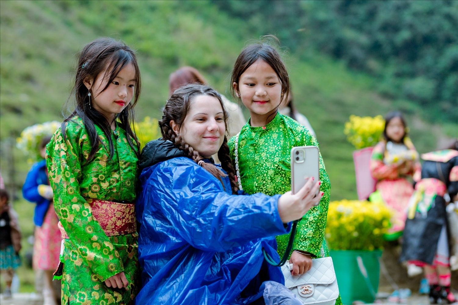 Du khách chụp  ảnh kỷ niệm cùng các em nhỏ Hà Giang tại Dốc Thẩm Mã  