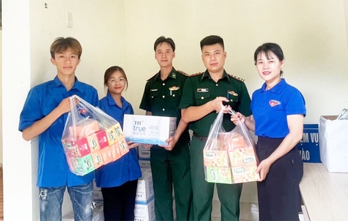 Cán bộ Đồn Biên phòng Cửa khẩu Quốc tế Tà Lùng cùng các bạn sinh viên tình nguyện “Tiếp sức mùa thi”.