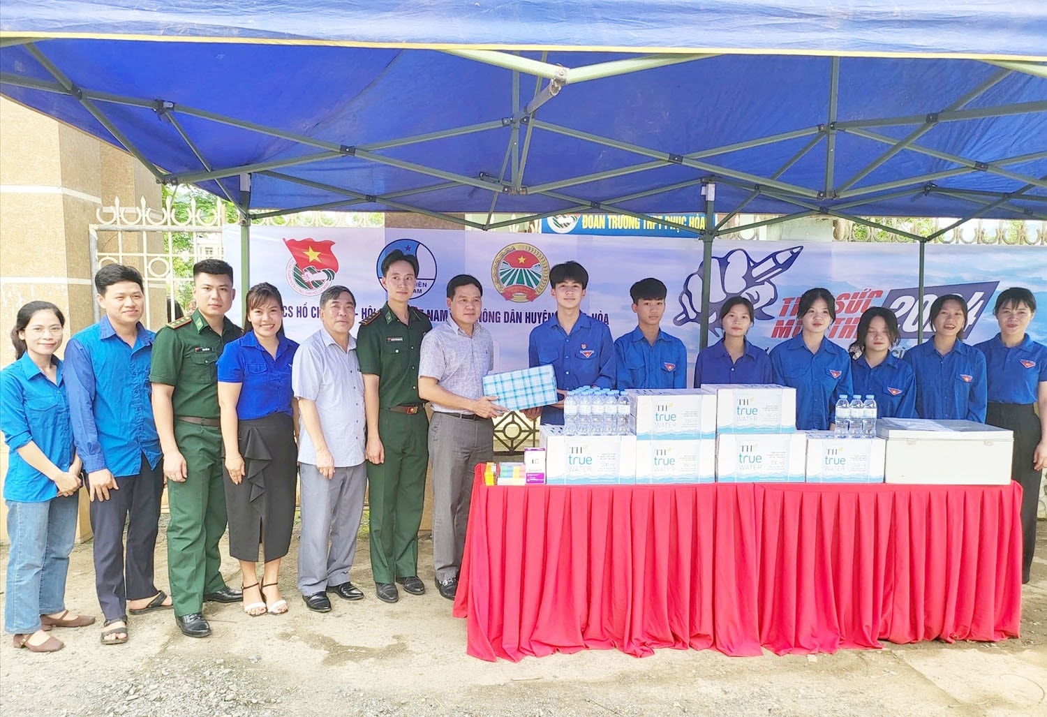 Đồn Biên phòng Cửa khẩu Quốc tế Tà Lùng tặng nước uống cho đại diện Trường THPT Phục Hòa 
