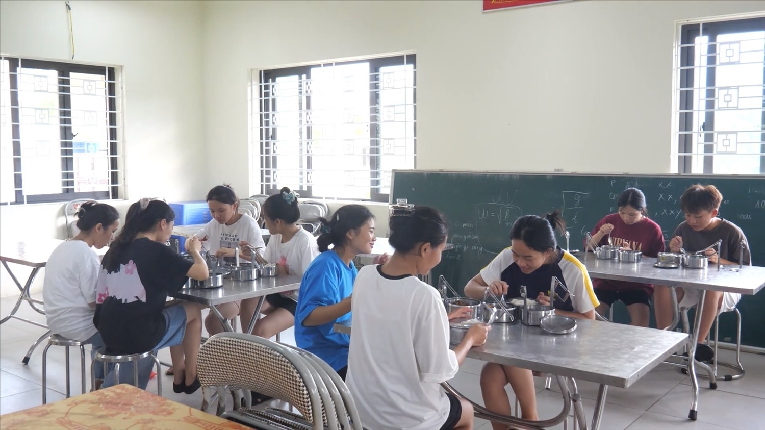 Ngoài ôn luyện kiến thức, các trường nội trú cũng đặc biệt quan tâm bổ sung dinh dưỡng cho các em  học sinh trước và trong thi thời gian thi